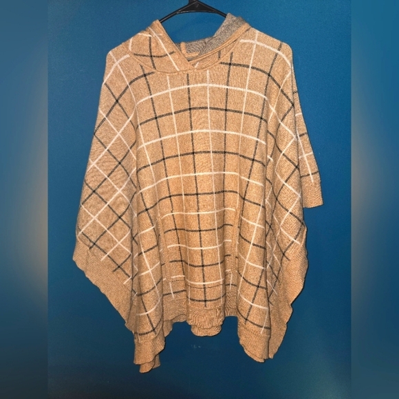 Tahari Sweaters - Women's One Size Fits All, Biege Plaid Hooded Ponch, Super Soft, like new!